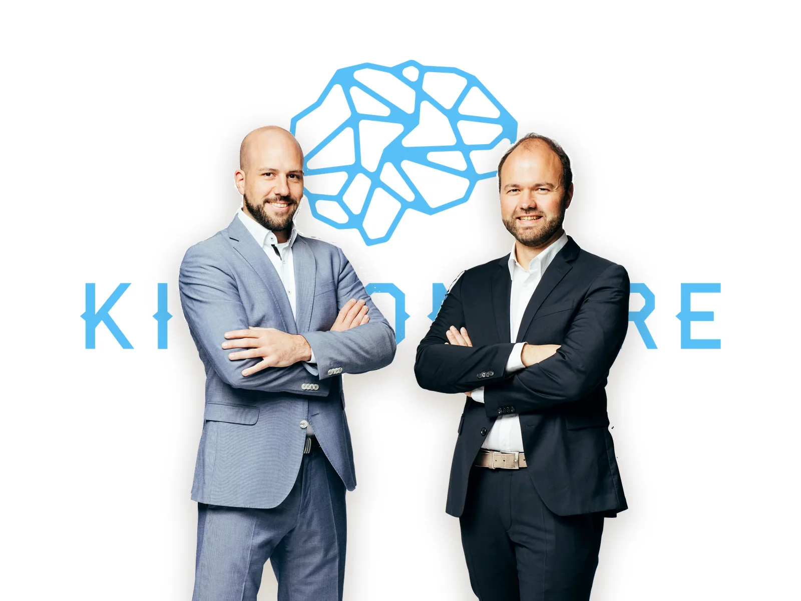 Die beiden Gründer von KI Pioniere vor dem KI-Pioniere-Logo