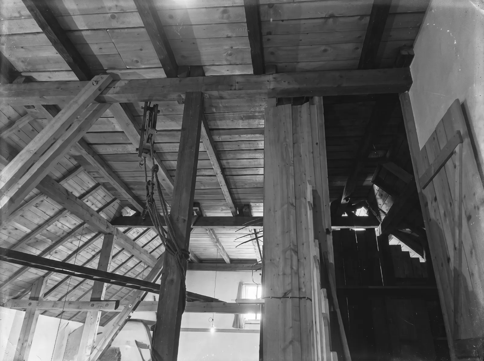 Historischer Dachstuhl des Heustalls mit Seilwinde