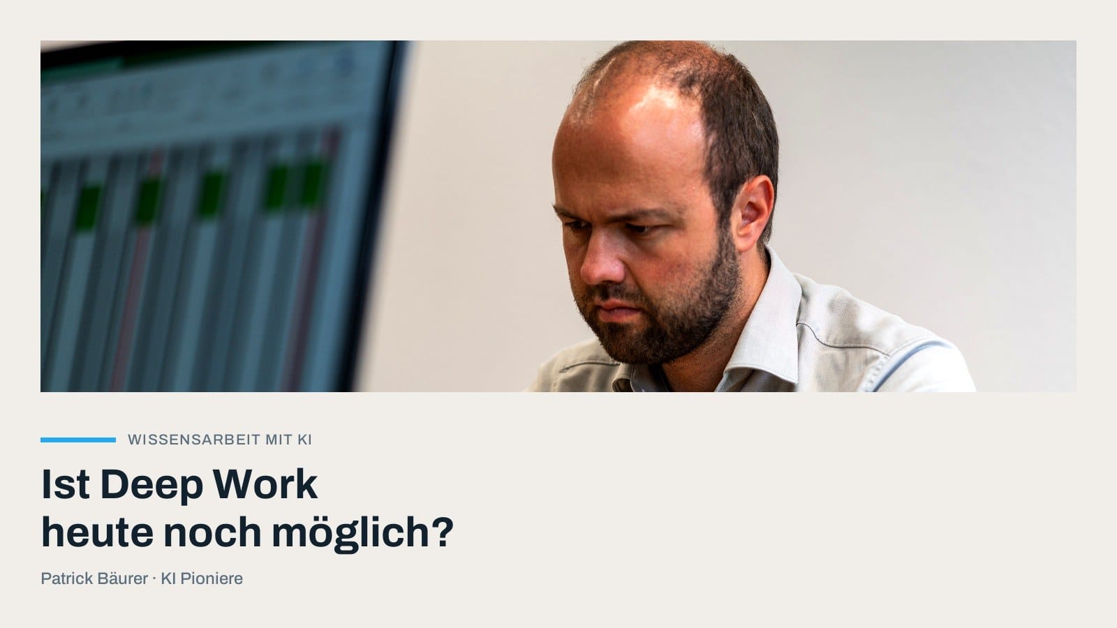 Patrick Bäurer am Schreibtisch, Blick vom Bildschirm abgewandt — Bildtext: Ist Deep Work heute noch möglich?